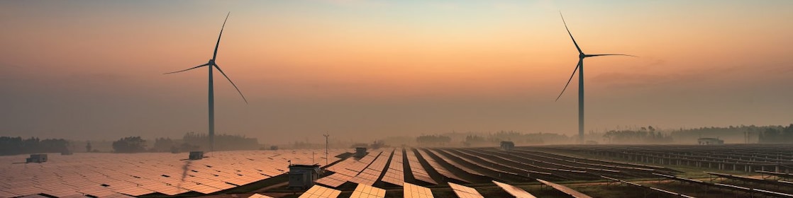 Windräder und Photovoltaik Anlagen stehen im Sonnenuntergang 