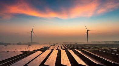 Windräder und Photovoltaik Anlagen stehen im Sonnenuntergang 