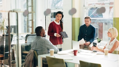 Business Meeting mit 4 Personen im einem Meetingraum im Büro in der Stadt