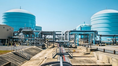 Foto von großen Tanks in einer LNG Anlage