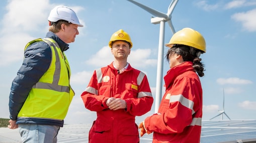 Bauarbeiter einer Windkraftanlage im Gespräch
