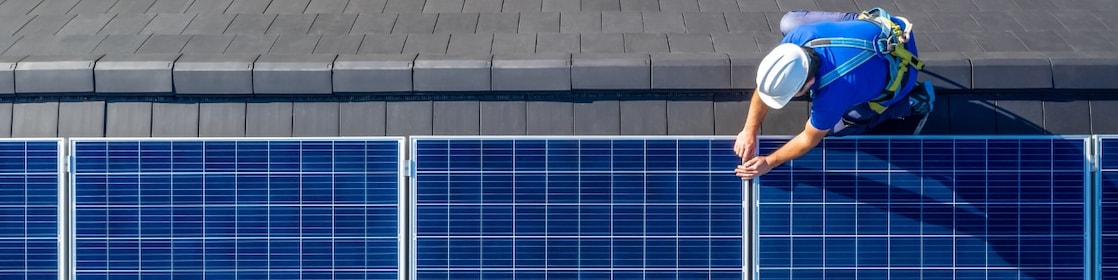 Installation einer Photovoltaikanlage auf dem Dach