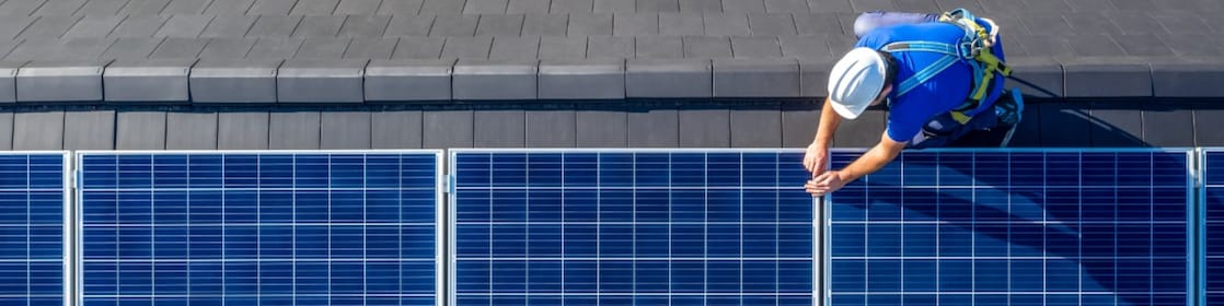 Installation einer Photovoltaikanlage auf dem Dach