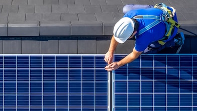 Installation einer Photovoltaikanlage auf dem Dach