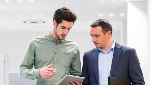 Geschäftsleute, die sich besprechen