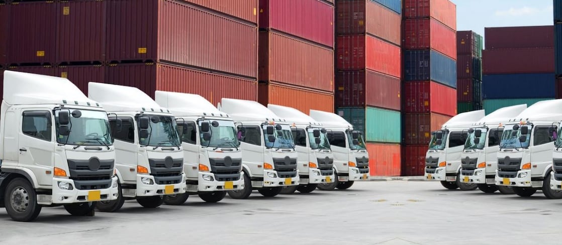 LKW-Flotte steht vor Fracht Containern