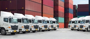 LKW-Flotte steht vor Fracht Containern