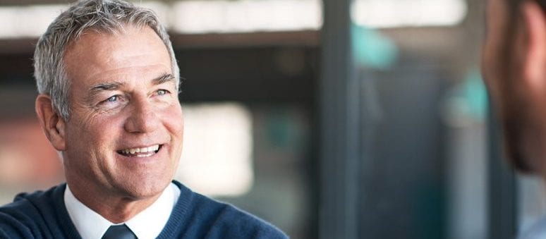 Zwei Männer schütteln sich die Hände