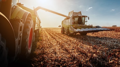 Traktor fährt über das Feld