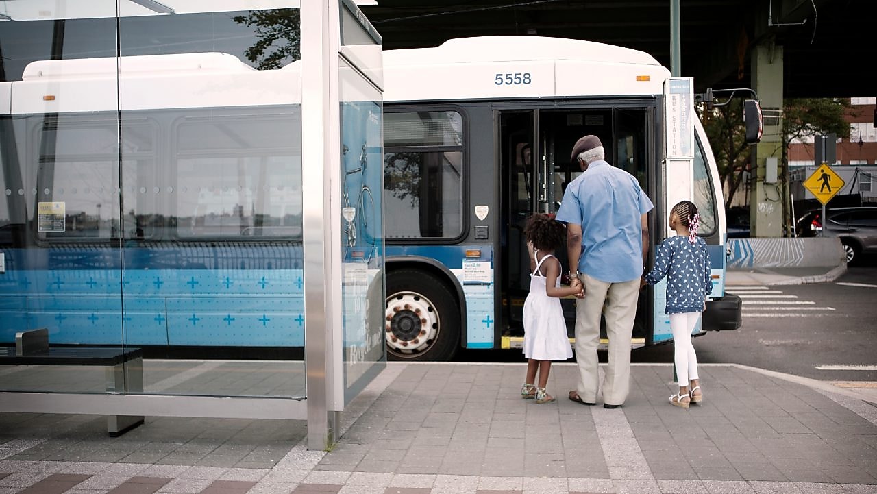 Menschen steigen in einen bus ein