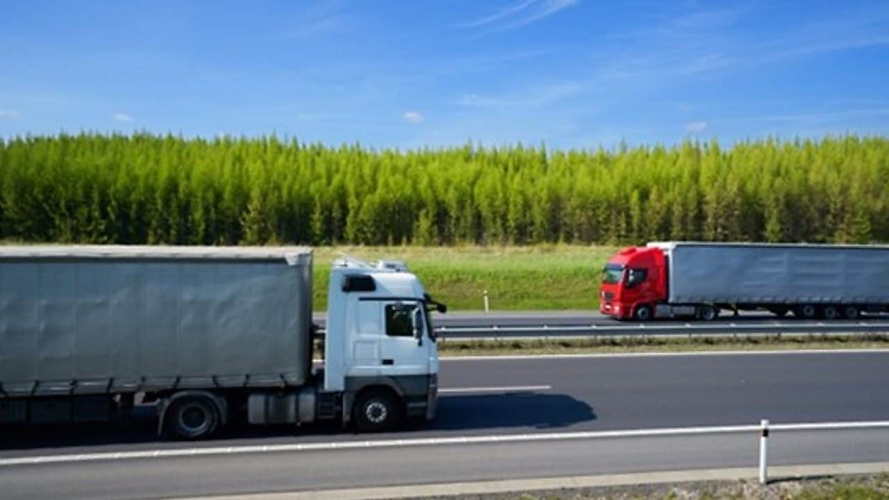 Zwei Lkw fahren auf einer landstraße