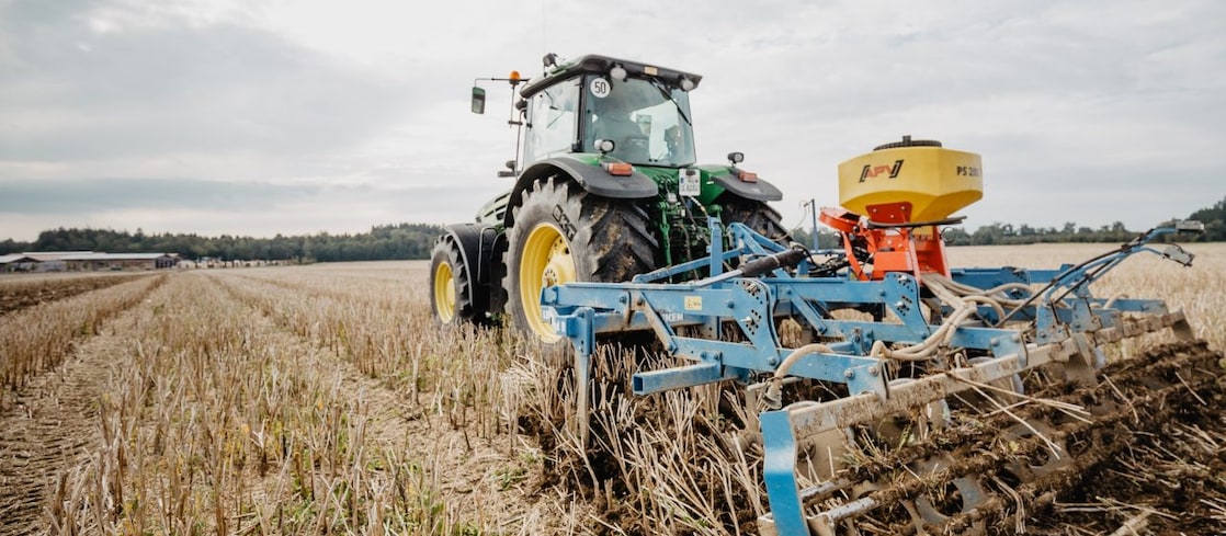Traktor fährt über ein Feld