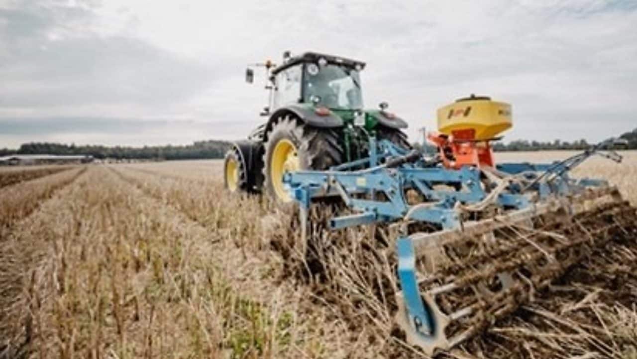 Traktor fährt über das Feld
