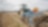 Traktor fährt über das Feld