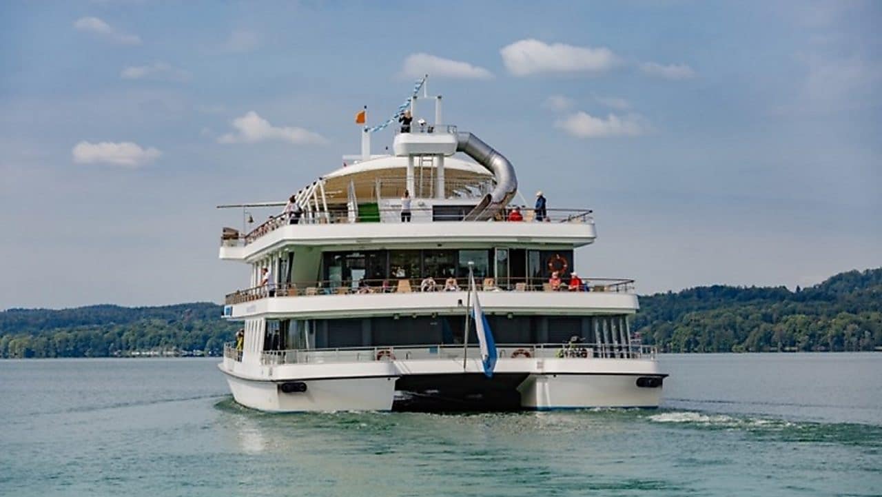 Schiff fährt auf dem wasser