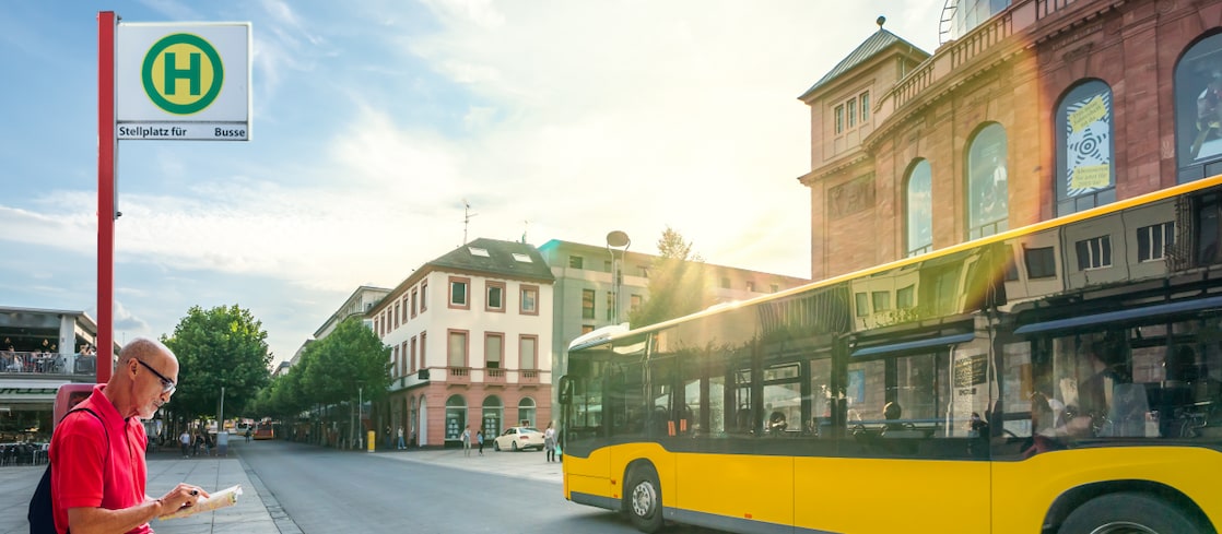 Eine Mann wartet auf den Bus