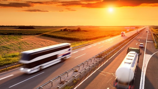 Befahrene Autobahn bei Sonnenuntergang