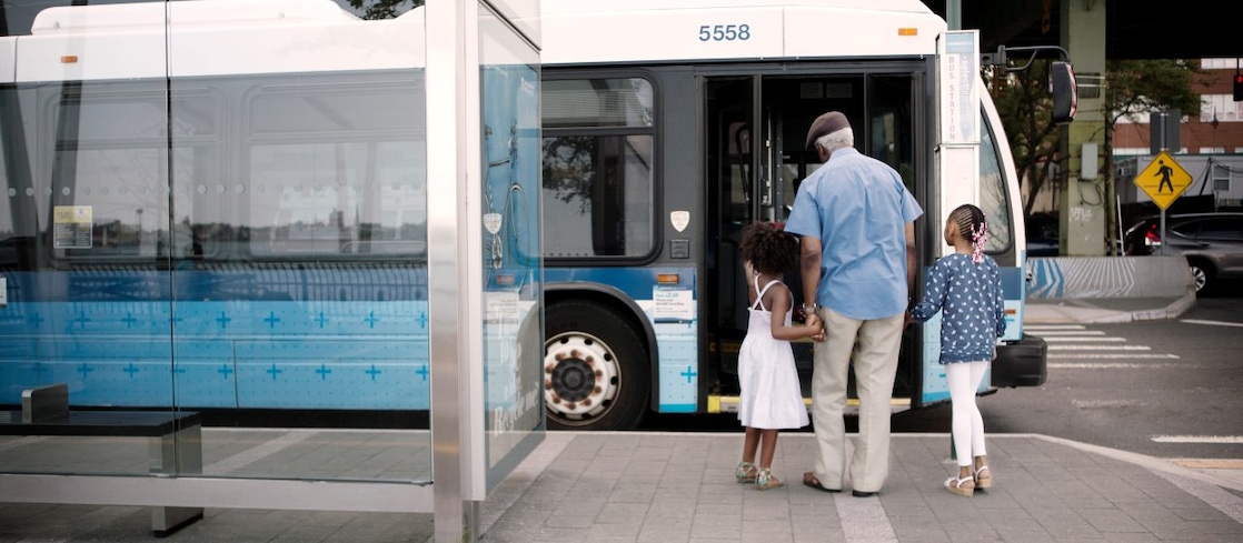 Menschen steigen in einen Bus ein