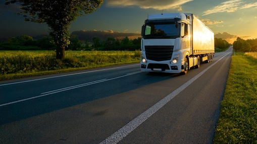 Lkw fährt auf einer Landstraße