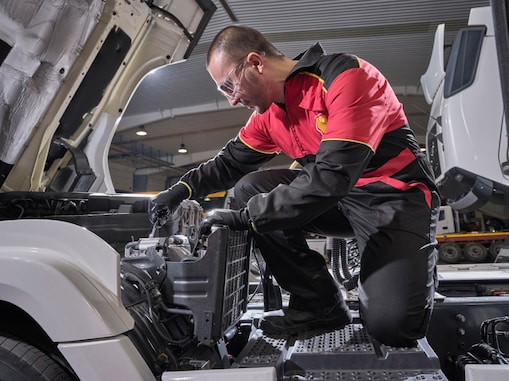Werkstatt mitarbeiter bei der arbeit