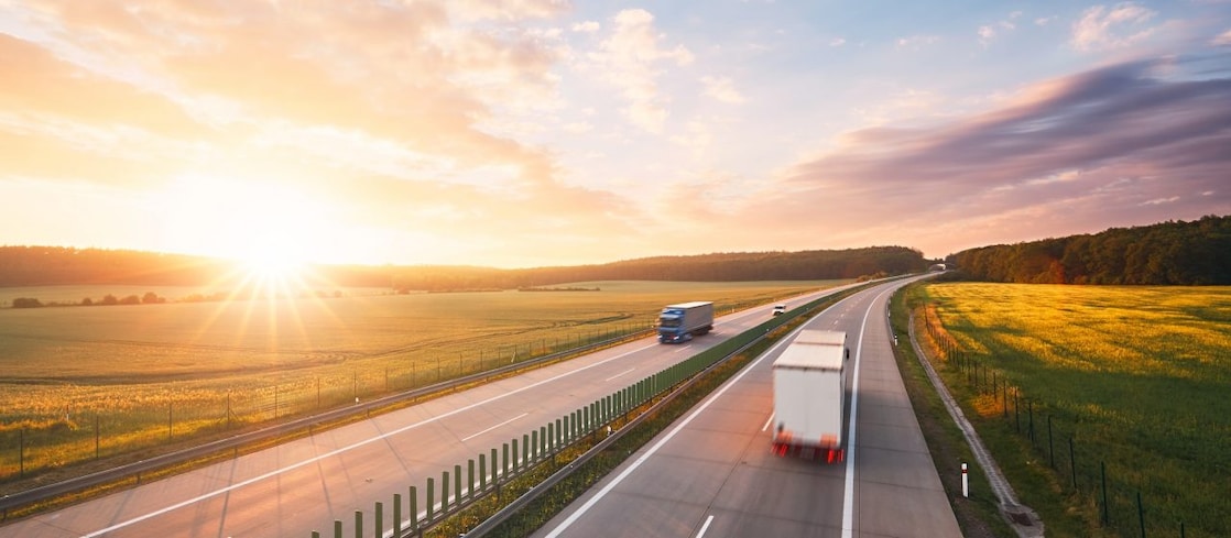 Lkw auf der Autobahn bei Sonnenuntergang
