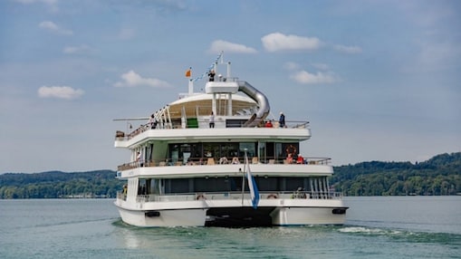 Schiff fährt auf dem wasser