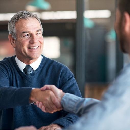 Zwei Männer schütteln sich die Hände