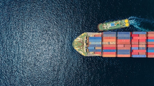 Containerschiff auf dem Wasser