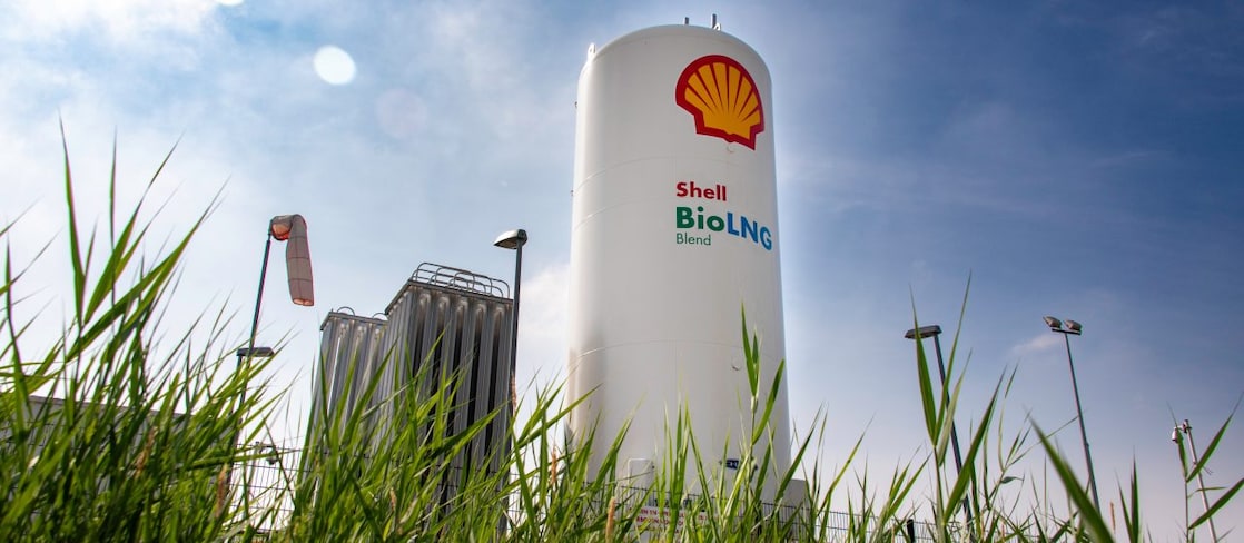 Ein Shell BioLNG Tank steht auf einer grünen Wiese.