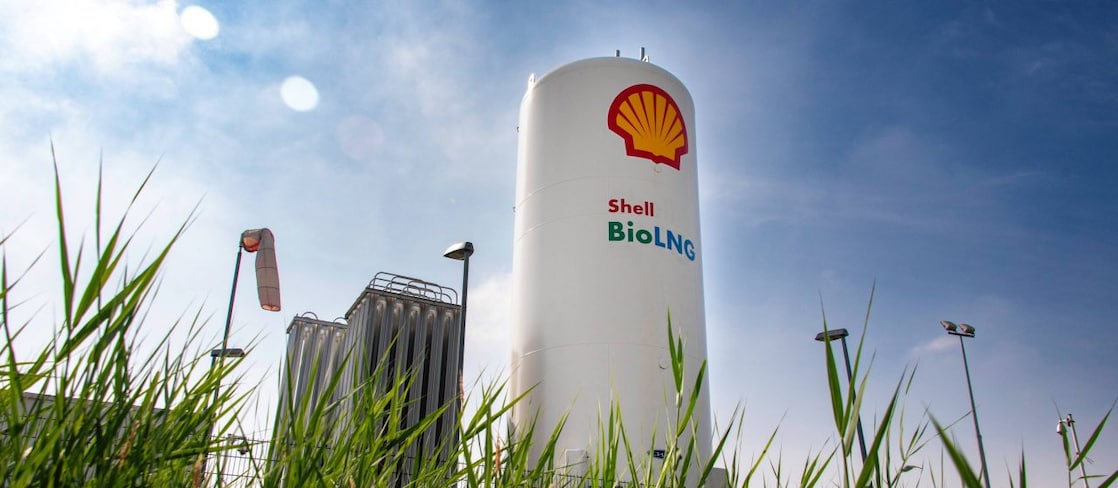 Ein Shell BioLNG Tank steht auf einer grünen Wiese.