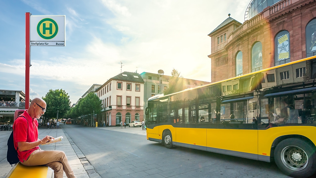 Ein Mann wartet auf den Bus