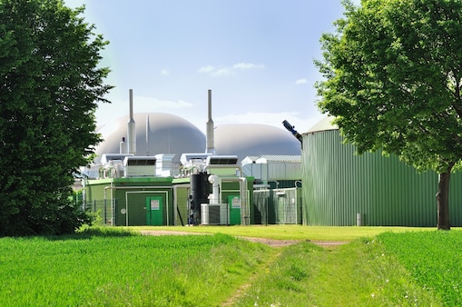 Biogasanlage auf einer grünen Wiese
