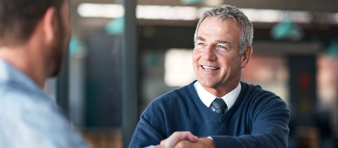 Zwei Männer schütteln sich die Hände