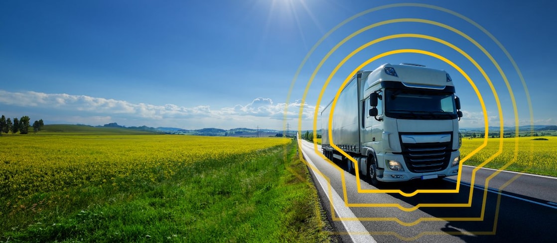 Lkw fährt auf einer Landstraße