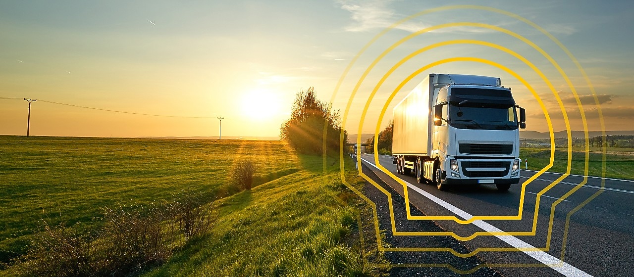 Lkw fährt auf einer Landstraße