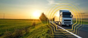 Lkw fährt auf einer Landstraße