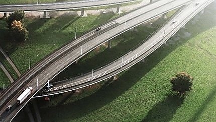 Menschen an einem Tisch mit Dokumenten und Stiften