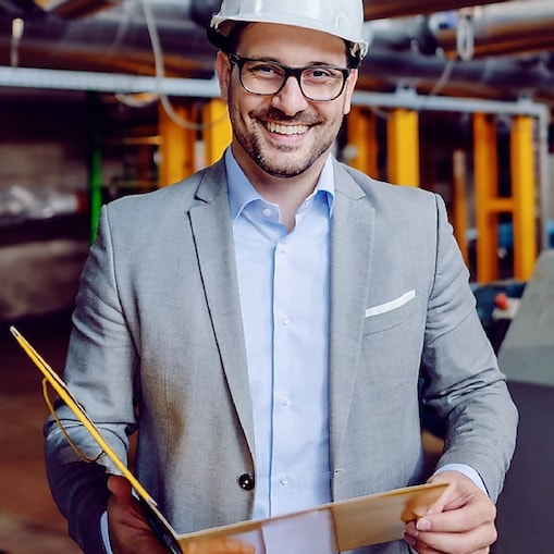 Geschäftsmann in Industrieanlage