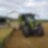 Traktor bewirtschaftet Ackerland