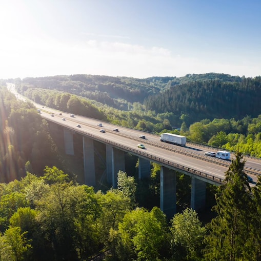 Bild einer Autobahn-Brücke mit LKW und PKW