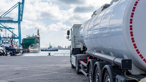 Tankwagen steht an Hafen