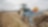 Traktor fährt über das Feld