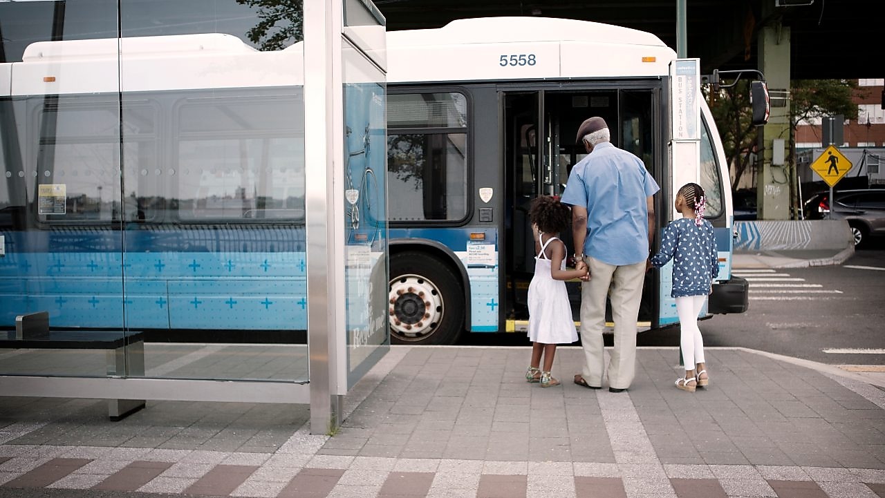 Menschen steigen in einen bus ein