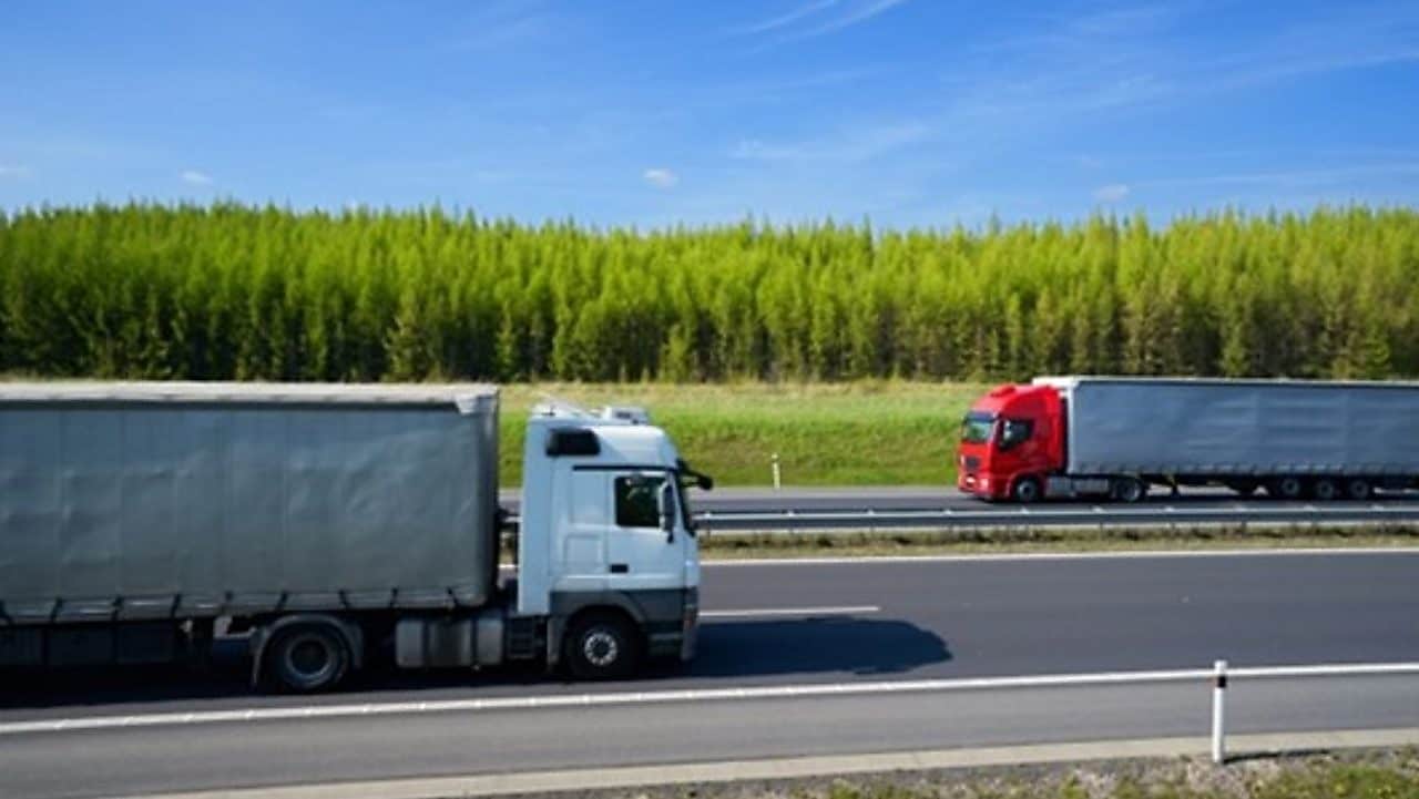 Zwei Lkw fahren auf einer landstraße