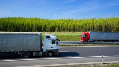 Zwei Lkw fahren auf einer landstraße