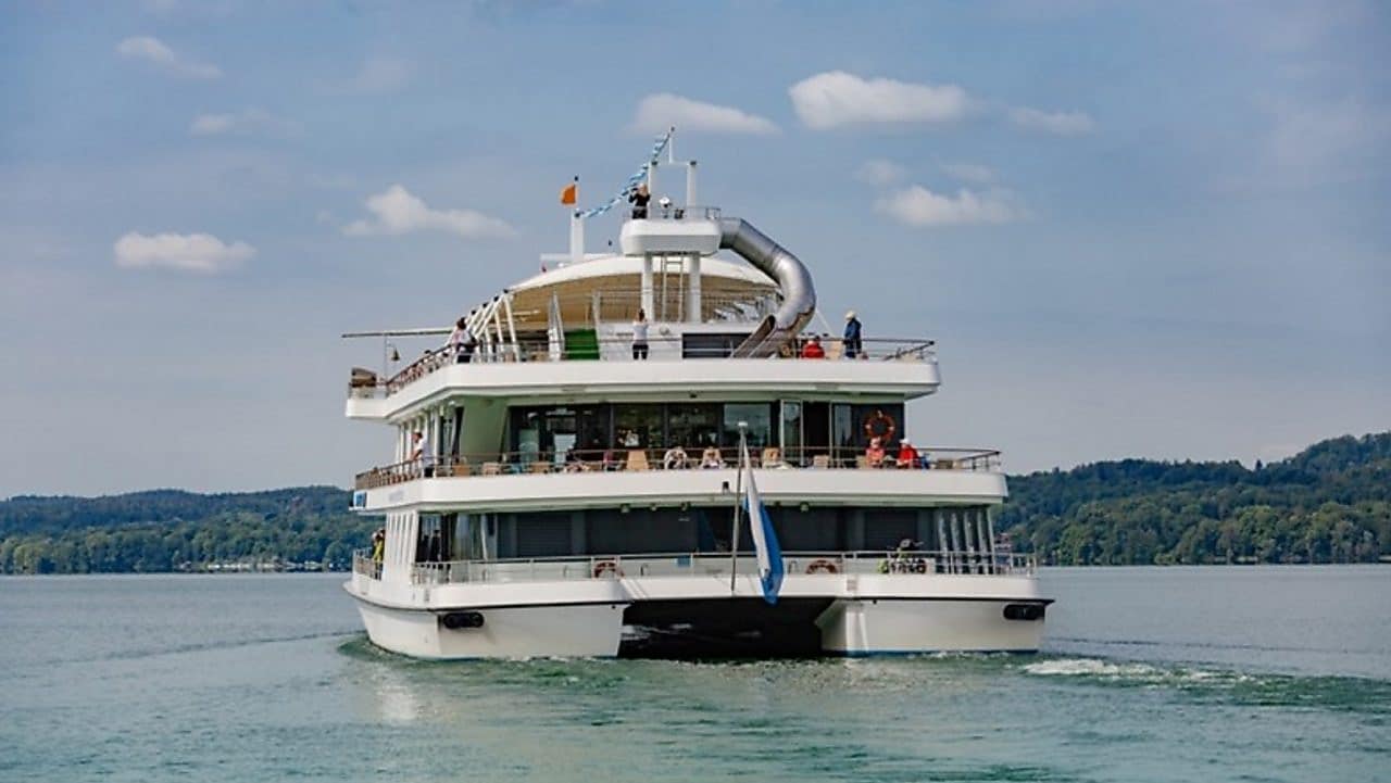 Schiff fährt auf dem wasser