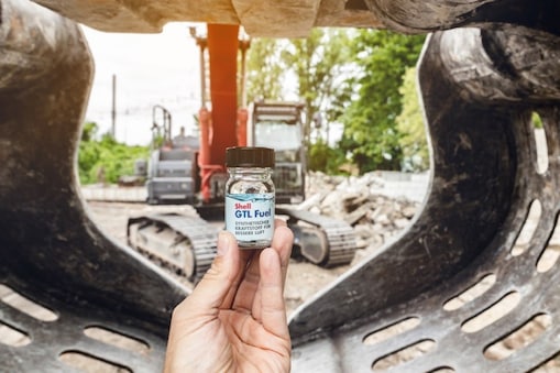 Shell GTL Fuel – Synthetischer Kraftstoff für bessere Luft vor einer Baumaschine