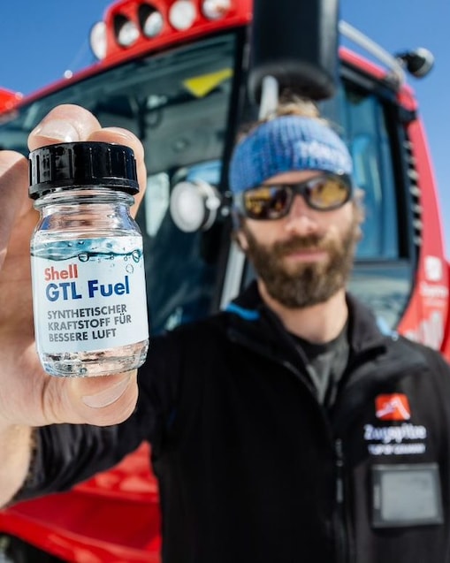 Christian Edenhofer vor Pistenraupe