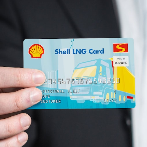 Eine Person hält die Shell LNG Card.