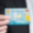 Eine Person hält die Shell LNG Card.